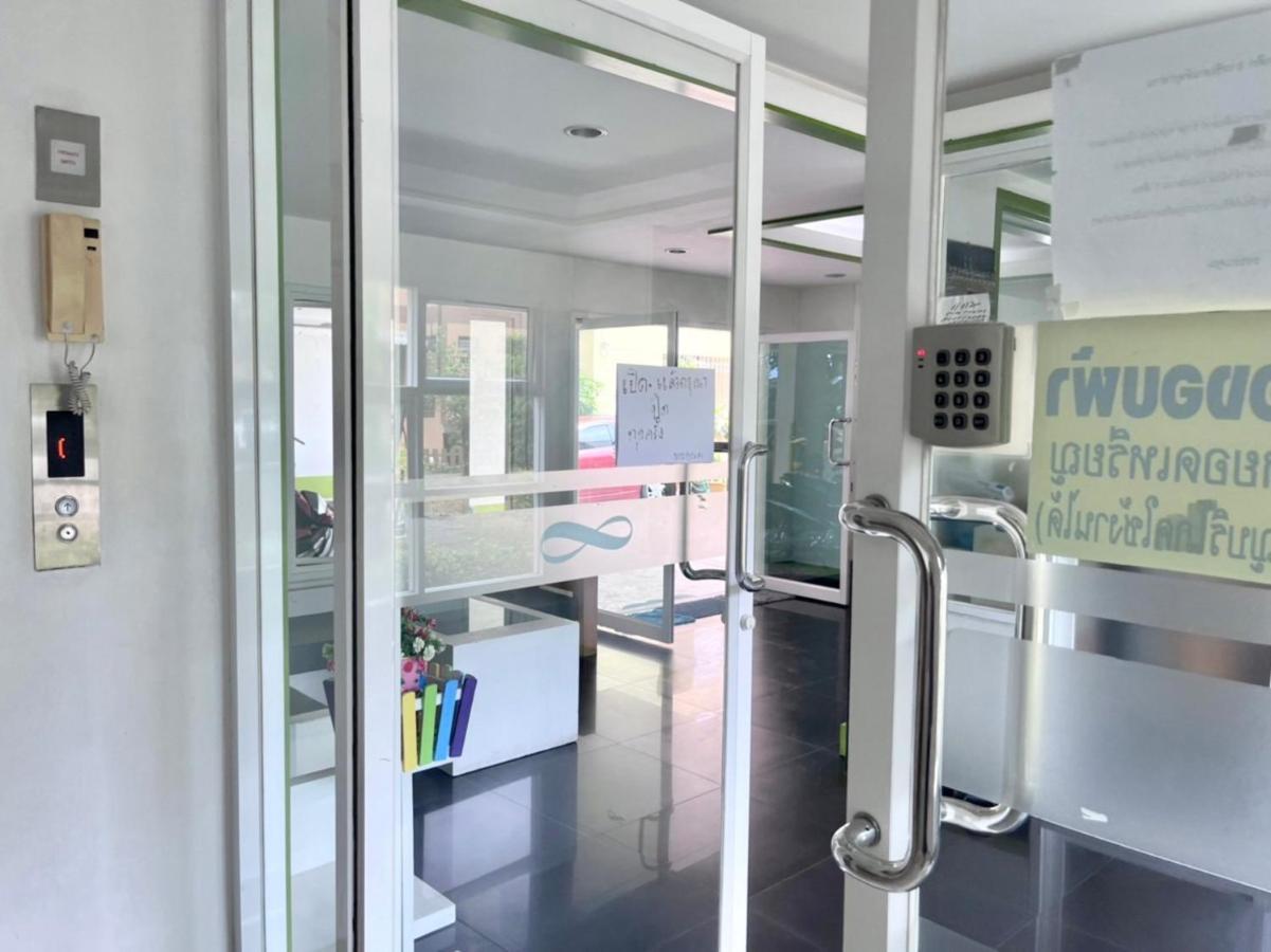 8 Residence Банкок Екстериор снимка